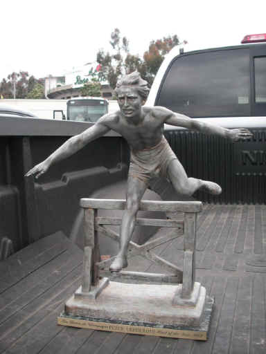 Hurdler 19 Inch tall.JPG (139483 bytes)